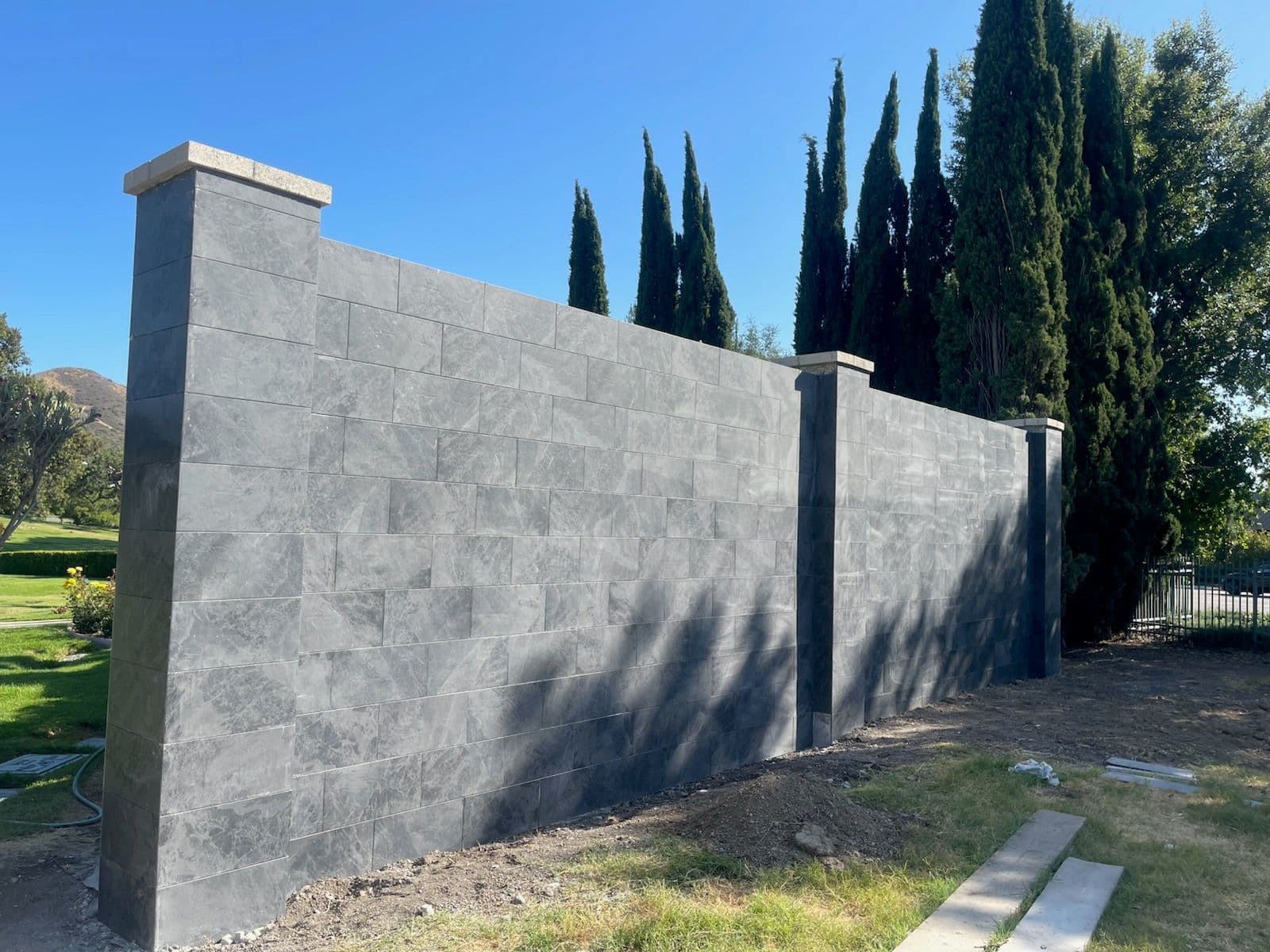 Modern Privacy Wall Redefines Outdoor Spaces image